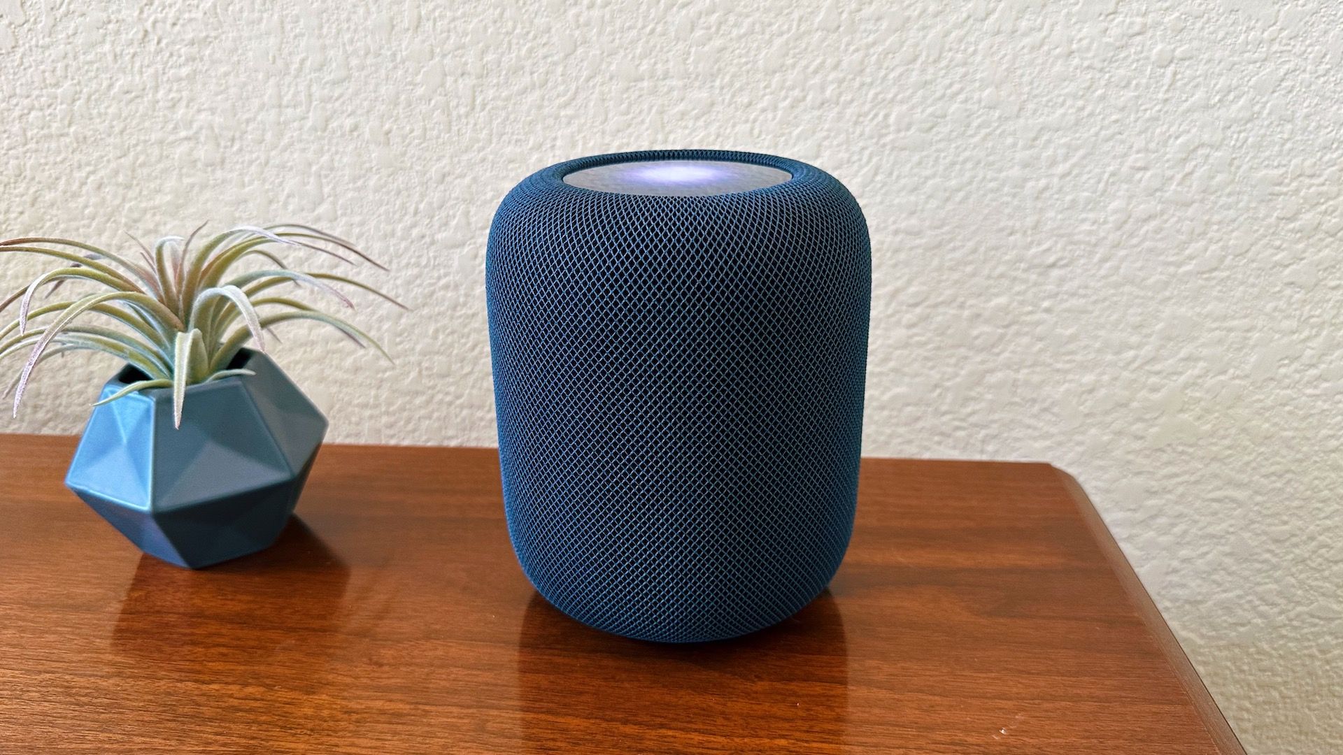 HomePod displaying Siri is embedded in the screen above.